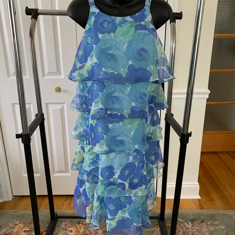SCARLETT  NWT Beautiful Size 10 Floral Tiered Dress.